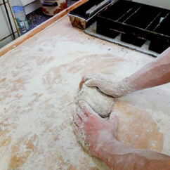 Ein Bio-Brot wird in Handarbeit geformt