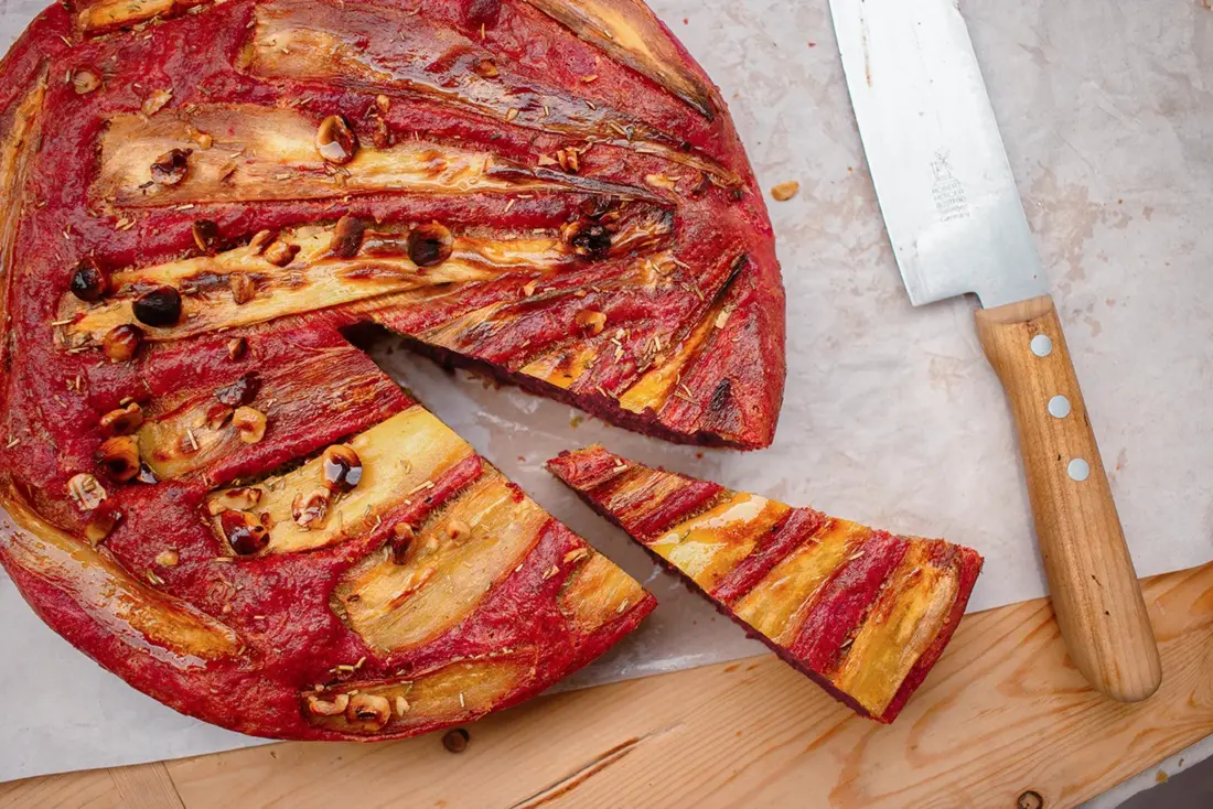 Focaccia mit roter Bete und Pastinake auf einem Brett