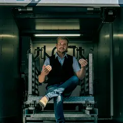 Mitarbeiter vom Hof Mahlitzsch erklärt die mobile Einheit zur hofnahen Schlachtung