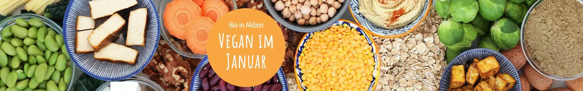 Vegane Lebensmittel und Produkte in kleinen Schüsseln. Orangene Kreis, darauf weißer Text: Bio in Aktion. Vegan im Januar