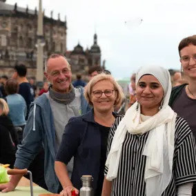 Vier Mitarbeiter:innen der VG stehen an ihrem Stand bei Dresden isst bunt und schauen in die Kamera