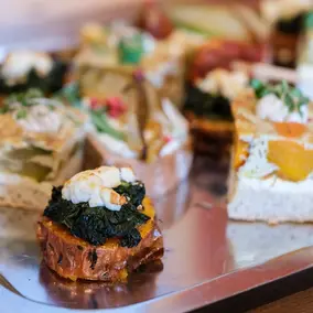 Snacks mit Gemüse auf einem Tablett. Bild: Amac Garbe/Filmfest Dresden