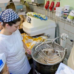 Kinder betrachten Knetmaschine in der Bio-Bäckerei Vogel