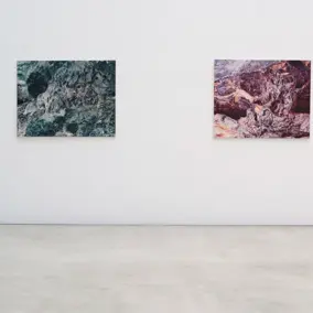 Fotoaufnahme der Kunstwerke Erosion I und IV von Erika Richter an einer weißen Wand. Copyright: Rainer Bedrich