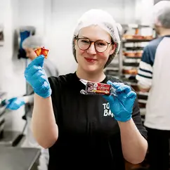 Eine Frau hält Tofu in den Händen