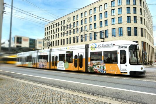 Straßenbahn mit Werbung der VG und Regionallieferanten
