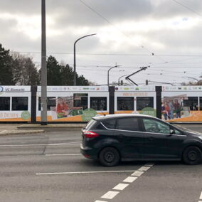 Straßenbahn mit Werbung der VG und regionalen Lieferanten