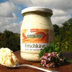 Bio-Frischkäse vom Hofgut Pulsitz steht auf einem Tisch