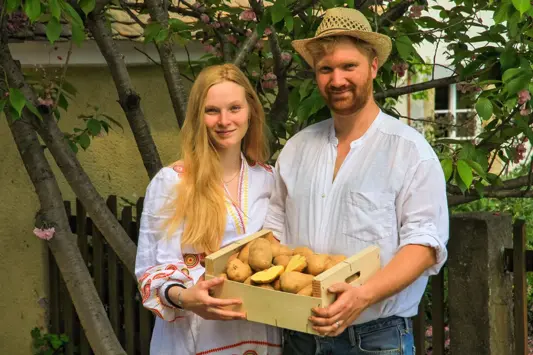 Regionaler Lieferant Ignac Wjesela mit Kartoffeln