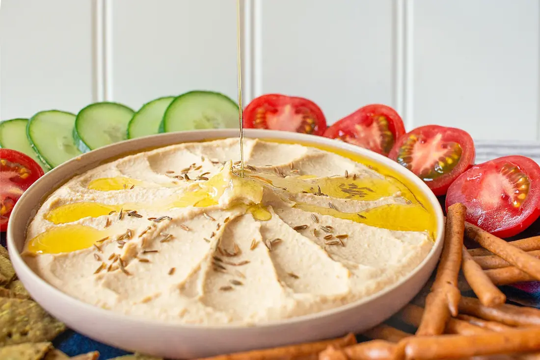 Hummus aus Lupinensamen in einer Schale mit Gemüse und Knabbereien