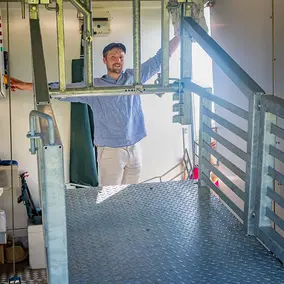 Mitarbeiter vom Hof Mahlitzsch zeigt die mobile Schlachteinheit von innen