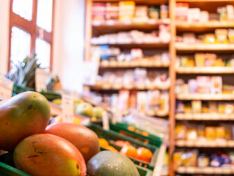 Mangos und Obst in der Auslage