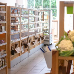 SB-Regal mit Brot und Brötchen im Biomarkt auf der Jahnstraße