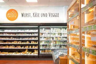 Regale mit Käse und Kühlprodukten
