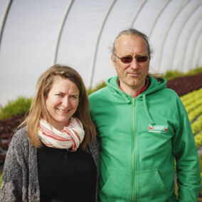 Katrin und Oliver Leipacher im Gewächshaus