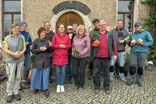 Team von Gut Gamig vor dem Hofladen