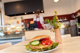 Veganer Burger auf einem Tisch im Bio-Bistro