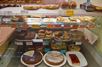 Backtheke mit Auswahl an Kuchen und Gebäck von regionalen Bäckern im Biomarkt Striesen