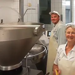 Eine Frau und ein Mann in der Produktionshalle der Bio-Fleischerei Mörl