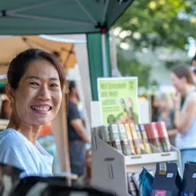 Junge Frau auf dem Regionalfest schaut in die Kamera