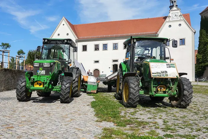 zwei Traktoren auf dem Gut Gamig