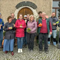 Team von Gut Gamig vor dem Hofladen