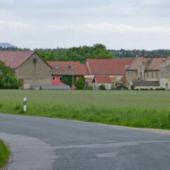 Blick auf Gut Krauscha im Sommer