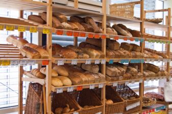 Regalauslage im Backstand mit Broten und Brötchen von regionalen Bio-Bäckern im Markt Schandauer Straße 34