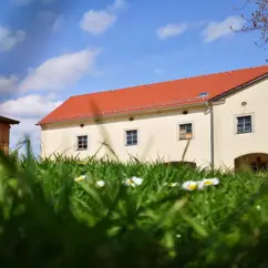 Ansicht des Biohofs Helbigsdorf bei Sonnenschein