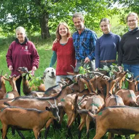 Doreen und Rolf Seim mit ihrem Team und den Ziegen vom Hof Lauterbach
