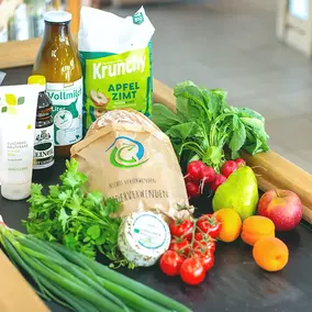 verschiedene Bio-Produkte auf dem Kassenband im Biomarkt