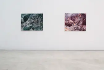 Fotoaufnahme der Kunstwerke Erosion I und IV von Erika Richter an einer weißen Wand. Copyright: Rainer Bedrich