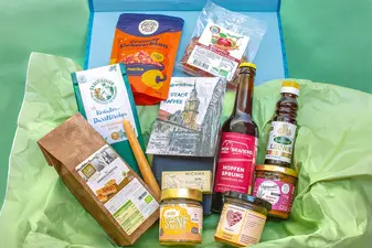 regionale Bio-Lebensmittel in einer blauen Geschenkbox