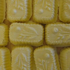 Frische Butter in Stücken auf einem Brett