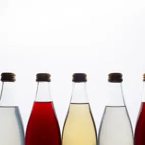 Flaschenhälse von Getränken des zickzack kollektiv