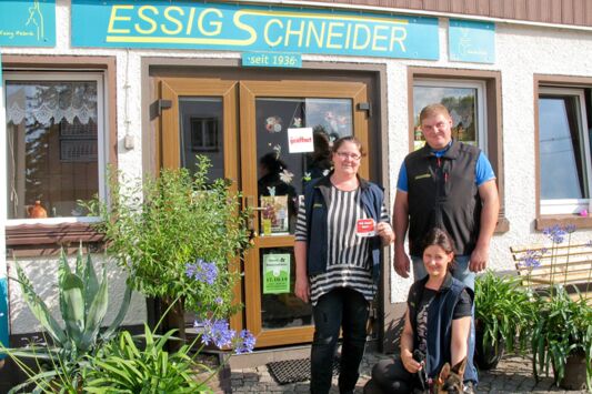 Familie Schneider vor dem Hofladen von Essig Schneider