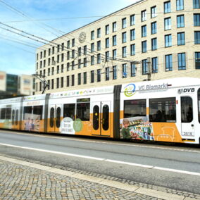 Straßenbahn mit Werbung der VG und Regionallieferanten