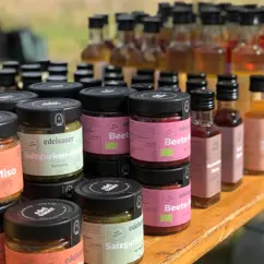 Verschieden Gläser mit fermentierten Produkten
