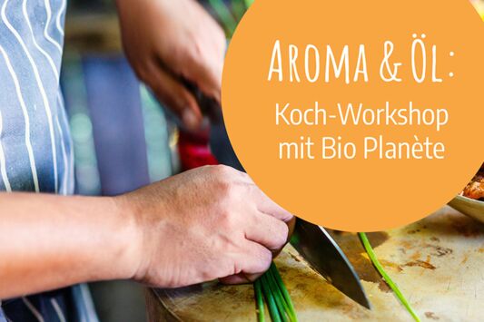 Enthält Bild und Text. Zwei Hände schneiden Kräuter auf einem Holzbrett. Text: Aroma und Öl. Koch-Workshop mit Bio Planète.