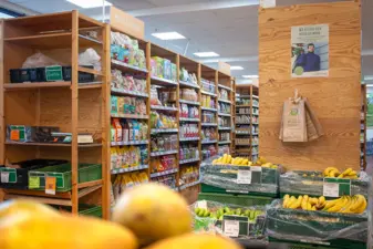 Blick auf Regale mit Müsli und Getreideflocken im Biomarkt