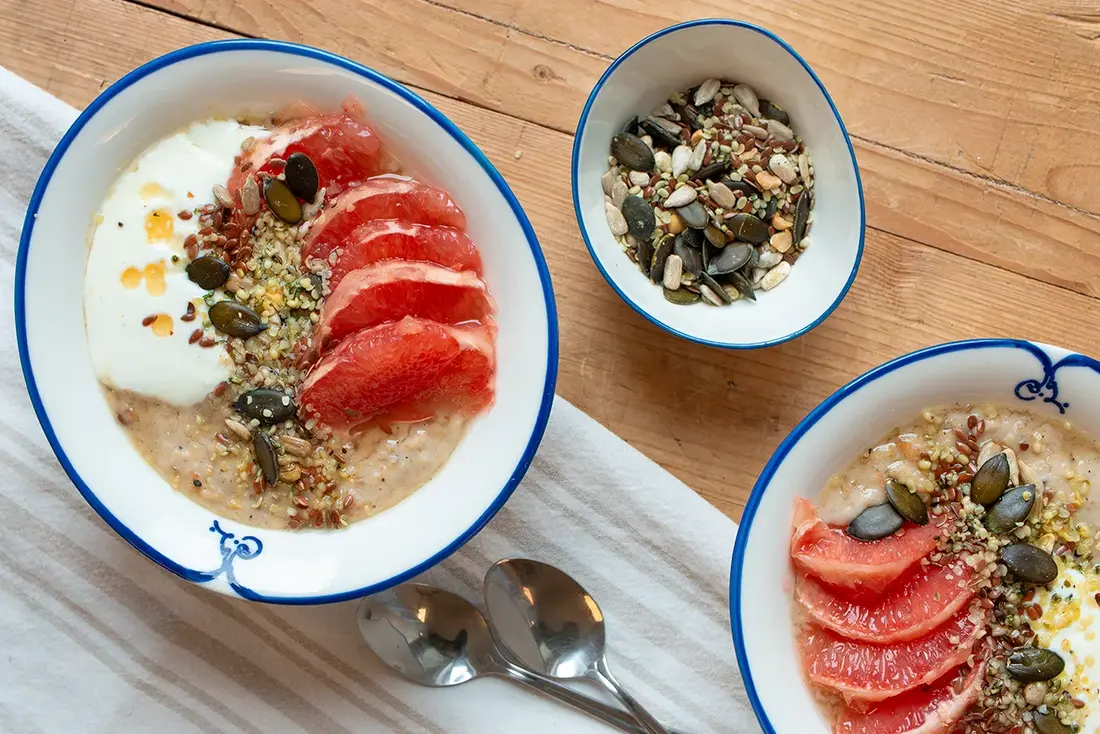 Porridge mit Grapefruit, Joghurt und Kardamom