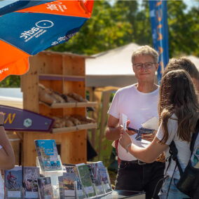 Der Stand des ADFC auf dem Regionalfest mit zwei Besucherinnen
