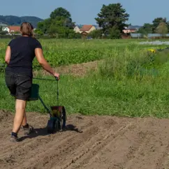 Eine Frau bei der Feldarbeit