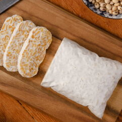 Frischer Tempeh angeschnitten auf einem Brett