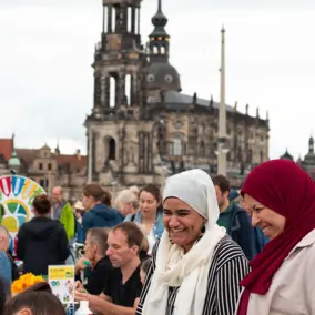 Mitarbeiterinnen der VG sprechen an einem Stand mit Besucherinnen