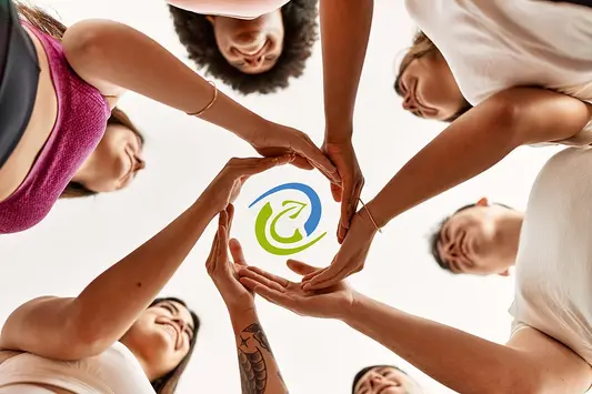 Menschen halten ihre Hände in einem Kreis. Logo der Verbrauchergemeinschaft in der Mitte. Bild: AdobeStock_Krakenimages