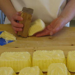 Butterstücken werden per Hand geformt