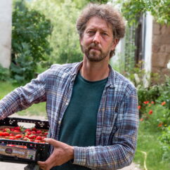 Stephan Kaiser mit Bio-Erdbeeren vom Obsthof Beerenbunt