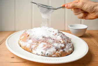 Dresdner Stollen auf einem Teller
