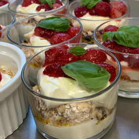 Gläser mit frischem Quark, Früchten und Müsli